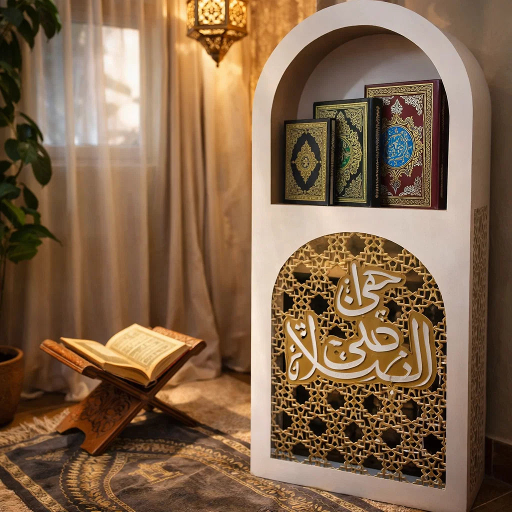 Le coin prière avec l'inscription “حي على الصلاة”