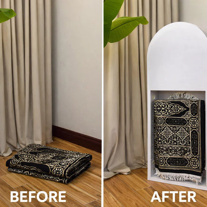 Le coin prière avec l'inscription “حي على الصلاة”