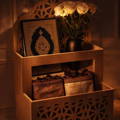 Un organiseur de Coran et un tapis de prière avec une touche décorative élégante