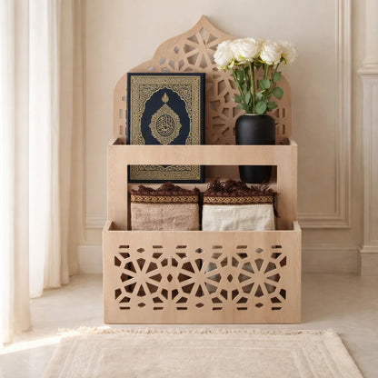 Un organiseur de Coran et un tapis de prière avec une touche décorative élégante