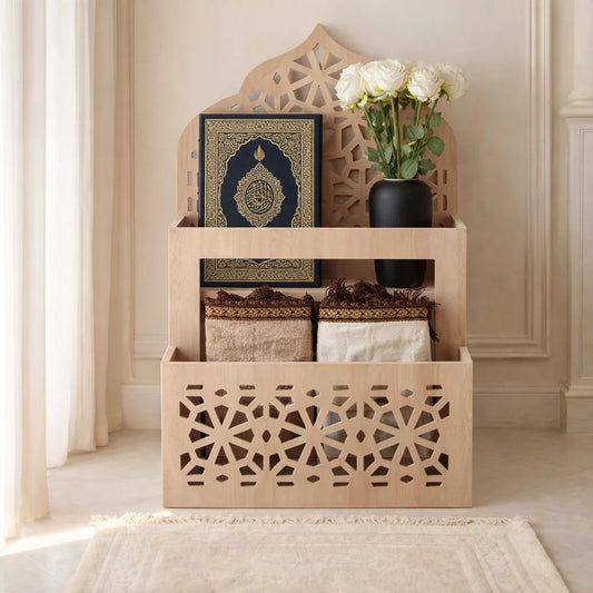 Un organiseur de Coran et un tapis de prière avec une touche décorative élégante