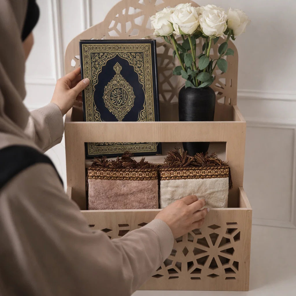 Un organiseur de Coran et un tapis de prière avec une touche décorative élégante