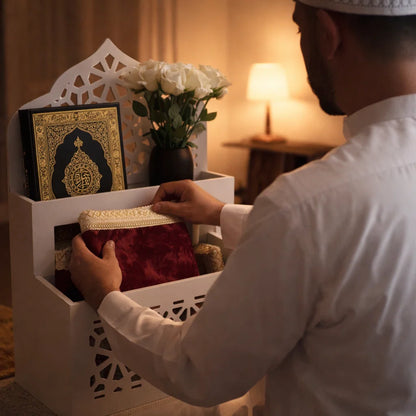 Un organiseur de Coran et un tapis de prière avec une touche décorative élégante