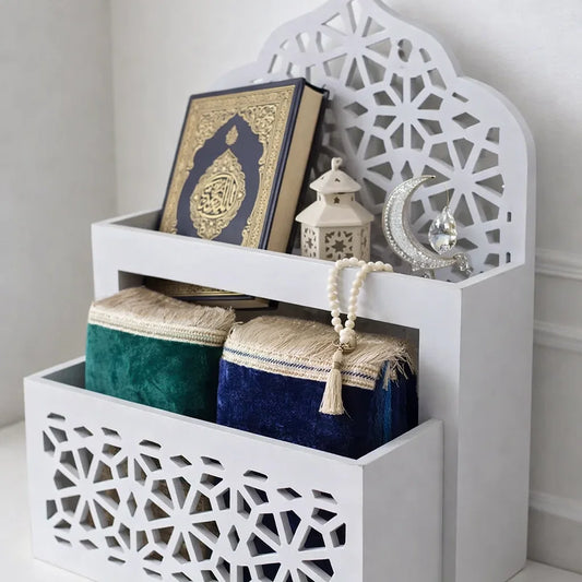Un organiseur de Coran et un tapis de prière avec une touche décorative élégante